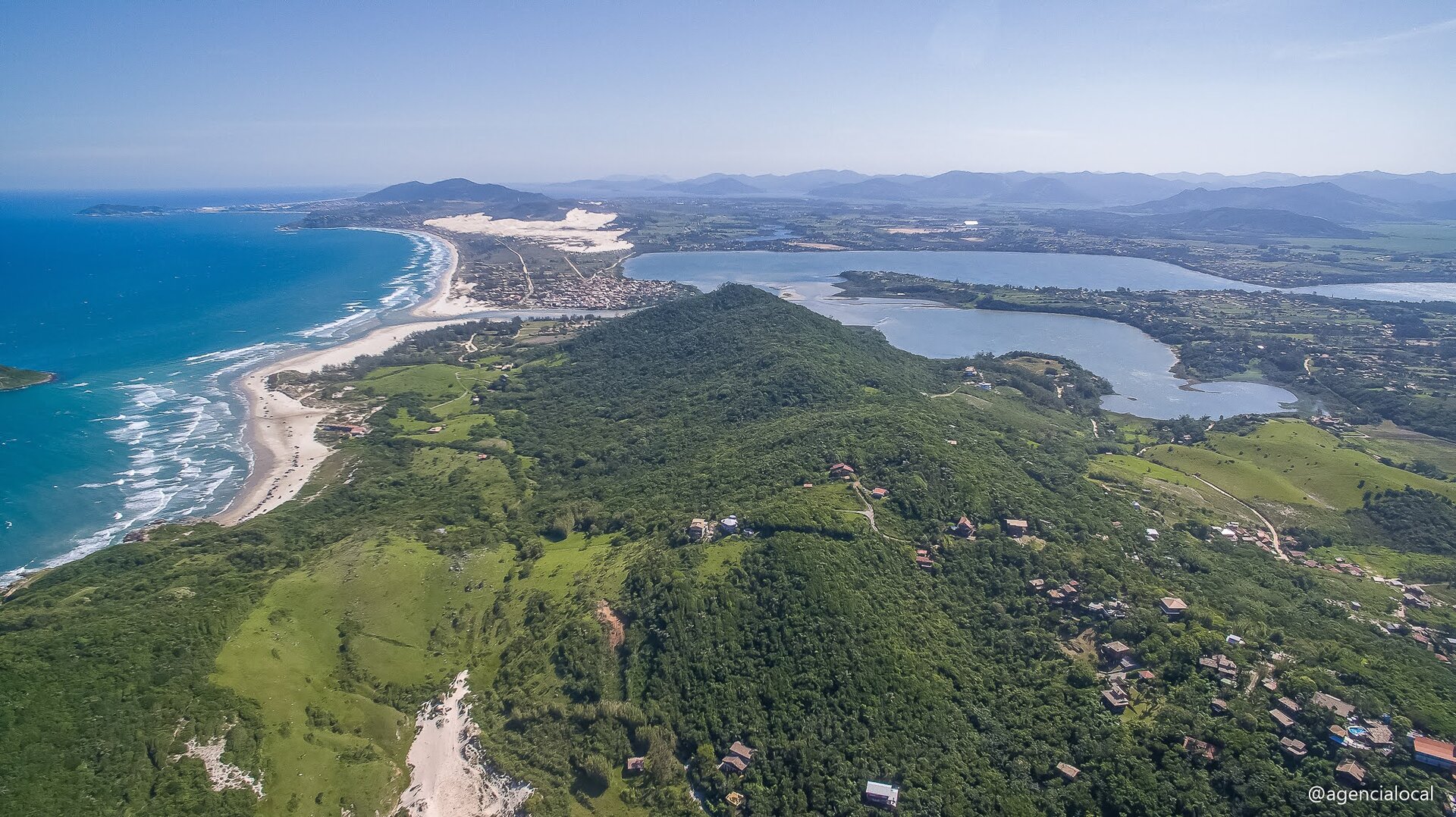 Aluguel de casa de luxo na Praia do Rosa — Condomínio Rosa Internacional