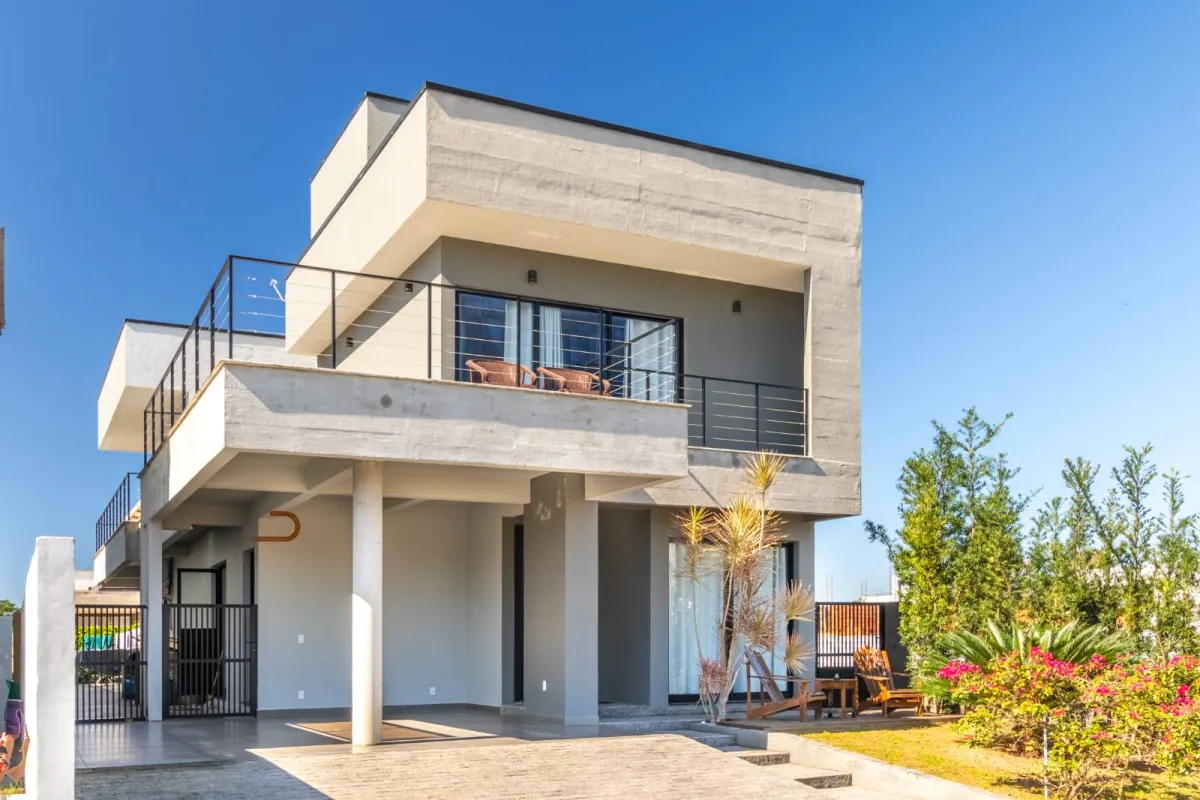 Casa Alto Padrão no Cond Rosa Internacional — Casa para Alugar na Praia do Rosa SC